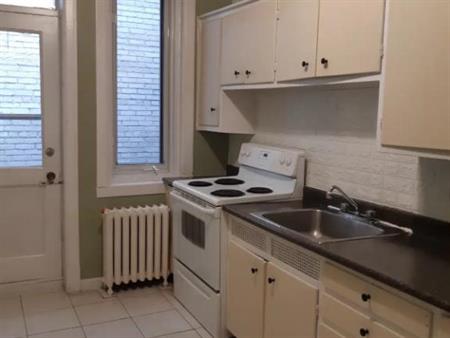 A spacious 5½ apartment in NDG (Monkland Village) available for July 1st / Un grand 5½ à NDG (Village Monkland) disponible à 