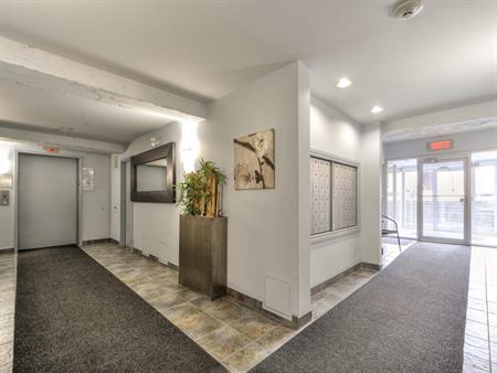 Studio Available July, August & September 2025 – From $1,100 - 60 Avenue Des Pins, Montréal