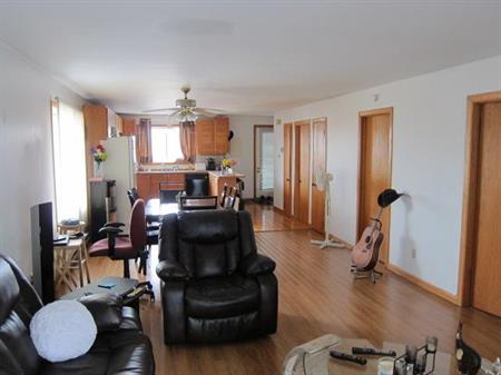 Grand 4 1/2 - libre au 1er juillet (haut de duplex) - À Saint-Esprit