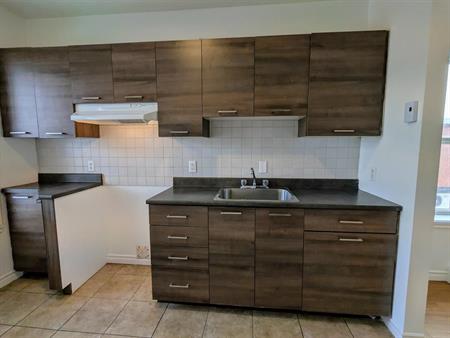 Immeuble - 548-558 King Est Appartement 3 ½ + Rue King Est - Fraîchement Rénové