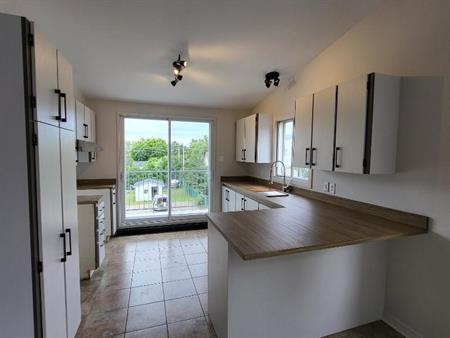 LOGEMENT 4 1/2 STE-THÉRÈSE - TRÈS BIEN SITUÉ - À 8 MIN. DE LA GARE