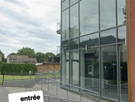 Magnifique 41/2 avec 2 salles de bain complète et cour privée