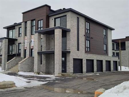 Spacieux 4 ½ moderne avec 2 salles de bain et garage – 318-B Angèle-Chartrand - LAVAL