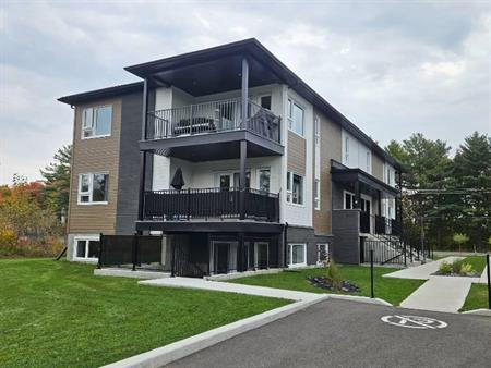 4 1/2 neuf avec GARAGE et stationnement inclus - Saint-Ambroise-de-Kildare