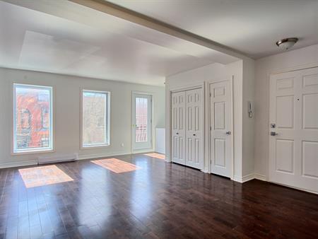 WOW! Parfait 2 Chambres Balcon! Parking