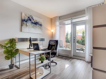 3.5 + den à St-Lambert, 5 électros inclus + 1 stationnement intérieur
