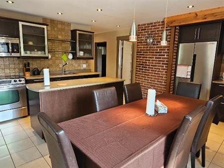JUILLET - Logement 5 1/2 avec climatisation / 3 chambres / cour extérieure