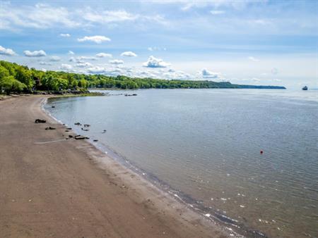 Bord Du Fleuve, Chemin Privé ,1 Voisin
