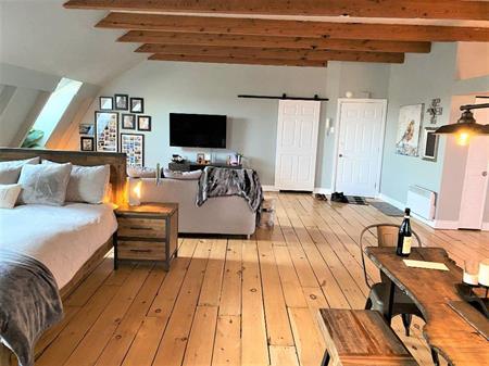 MAGNIFIQUE LOFT – VIEUX-TERREBONNE (ANCESTRALE, BOISERIE, CACHET UNIQUE)
