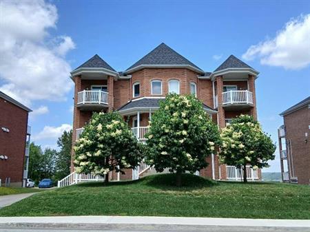 Condo 4 1/2 à louer avec garage