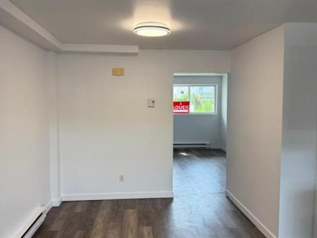 51/2 a Boisbriand dispo 1Juillet 2025 internet 2 stationnements, Loker, Thermopompe