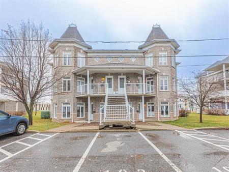 Beau grand condo 4 1/2 propre et sécuritaire avec 5 électro à louer 2 min. des ponts de Qc (Charny)