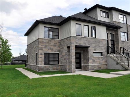Très beau et grande maison de luxe 6 1/2 sur 2 étages 2 Garages cour privé à louer disponible 1er juillet (St-Jérôme-Lafontai