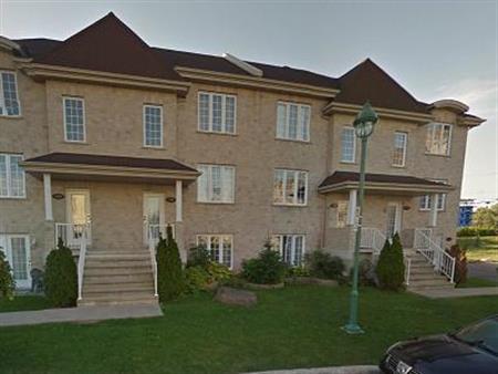 Superbe condo 4 1/2 en plein coeur de Laval