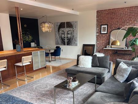 Magnificent 1 Bedroom Condo Downtown