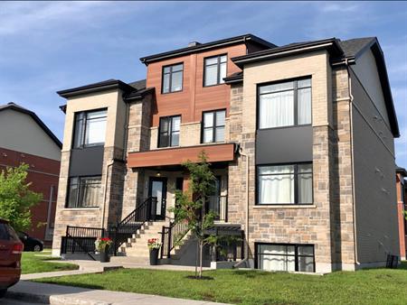*SUPERBE 4,5 À LOUER -TRIPLEX LAVAL *