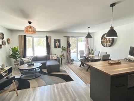 Maison de ville AVEC GARAGE INTÉGRÉ, COUR INTIME, PATIO Air climatisé, Balayeuse centrale, NON-FUMEUR ENQUÊTE CRÉDIT AUCUN CH