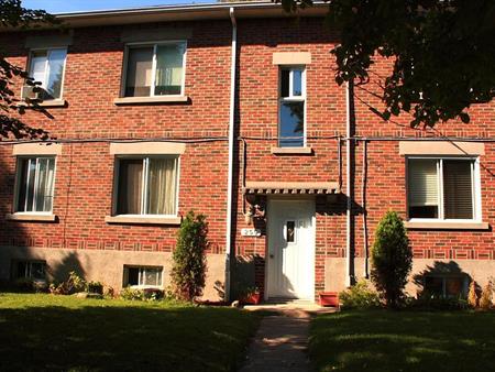 GRAND 5 1/2 RÉNOVE, PRES BORD DE L'EAU, JARDIN, SOUS-SOL ET 1 PARKING INCLUS