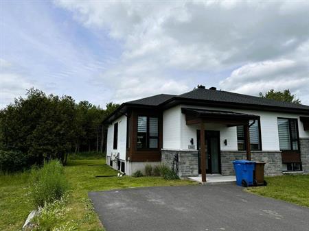 LIBRE IMMÉDIATEMENT: À louer Jumelé 5 chambres à Bromont