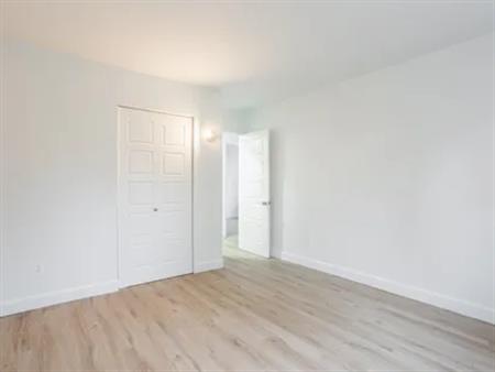1 room apartment of 89 m² in Mont-Saint-Hilaire
