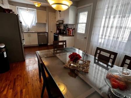 Grand et lumineux 5 1/2 dans un duplex ,Anjou