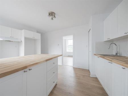 Beau 4 1/2 Rénové-Haut de triplex