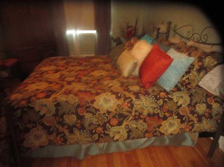 Grande chambre à coucher pour colocataire femme à St-Léonard