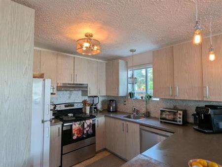 ** 1 mois gratuit ** 4-1/2 + 1 grand local (buanderie et rangement)