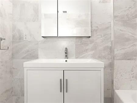 1 room apartment of 105m² in Westmount
