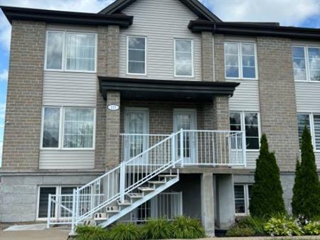 Grand 4 ½ à louer – Sur 2 étages – 2 stationnements