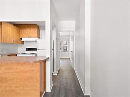 GHETTO MCGILL- 3 ½ RÉNOVÉ & MEUBLÉ – 1 CHAMBRE FERMÉE