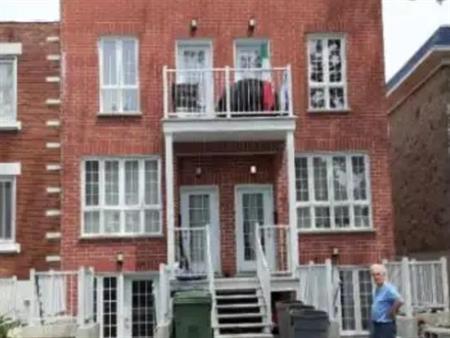 Style condo, 2 chambres fermées, sur 2 étages