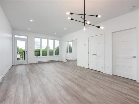 Grand 5 ½ moderne à louer à Sutton – Nature, espace et lumière !
