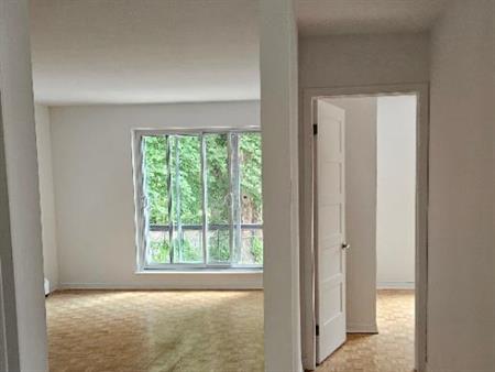 Beau, Spacieux et Lumineux 4 1/2 St-Lambert - Spacious,Bright & Renovated