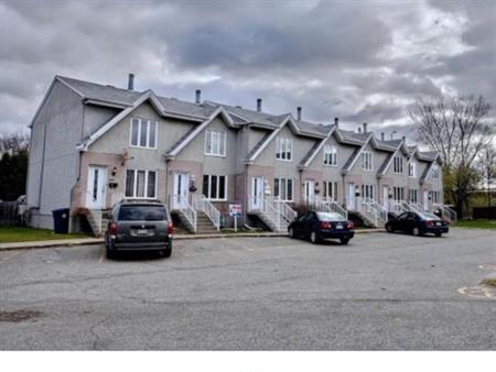 Maison de ville à louer, 3 chambres + 1 salle de bain, 1 salle d’eau, cour privée, stationnement privé
