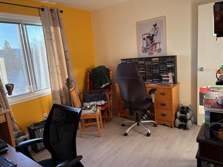 Très Grand 4 1/2 Rénové Style Condo