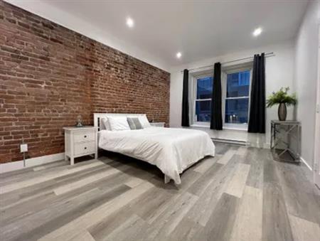 1 room of 102m² in Montreal