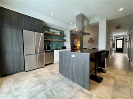 4 rooms apartment of 105m² in Montreal