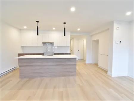 1 room apartment of 93m² in Sainte-Marthe-sur-le-Lac