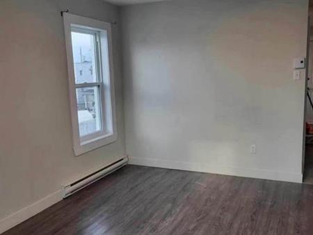 Beau 2 1/2, style Studio, plein centre de Valleyfield, à 2 pas du Cégep et Hôpital, libre maintenant !