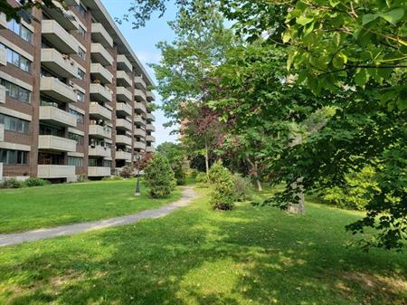 TOUT INCLUS, MEUBLÉ, Grand condo 3et1/2 830p.ca à louer, 1699$, St-Lambert