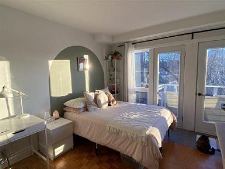 2 ET DEMI DISPONIBLE LE 1ER FÉVRIER 2026