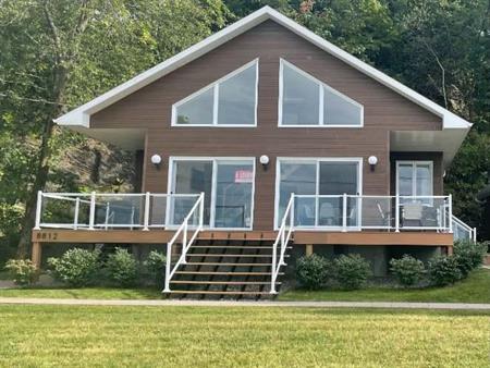 MAISON À LOUER, BORD DU FLEUVE