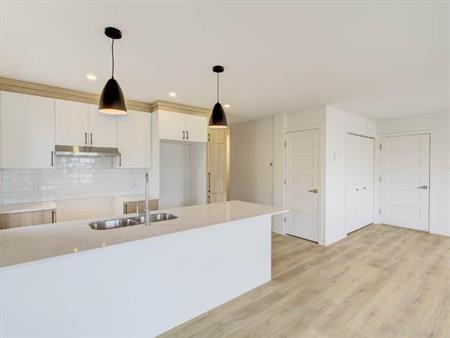 5 1/2 neuf, Les Coteaux, TRIPLEX ! rue Lippée