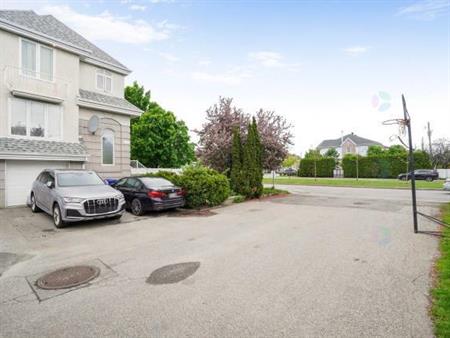 Superbe maison de ville, proche de tout!