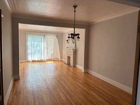 WESTMOUNT ADJ. 5 1-2. 1200 PIEDS CARRE ,GRAND LOGEMENT ,HAUT PLAFOND DE 9 PIEDS HAUTEUR 3 CHAMBRES INCLUANT ENTREE DE LAVEUSE