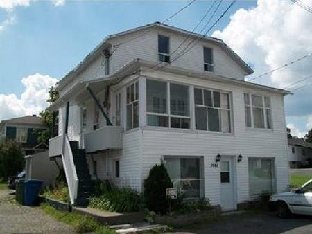 Charmant 4 ½ situé au troisième étage d’un trois étages