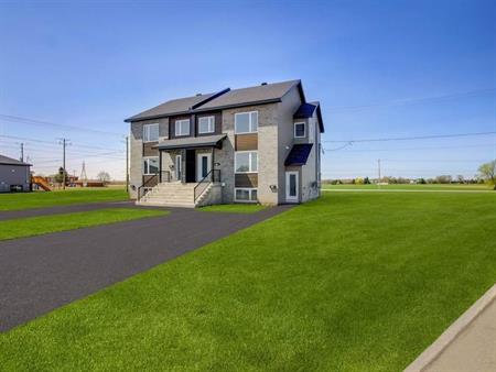 Beau 4 1/2 récent, demi sous-sol, style semi-détaché !