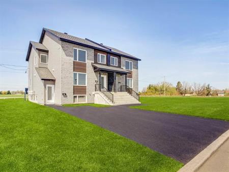 Vaste 61/2 sur 2 étage, style semi-détaché ! NEUF! Mars 2025, Cour privé