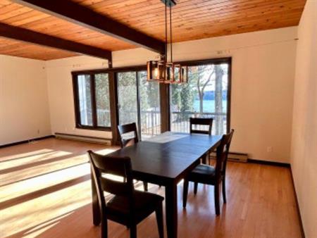 Maison lumineuse, vue partielle fleuve